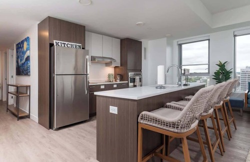 Central Square Apartment | High Rise 3 BR Retreat w City Skyline Views, Shared Gym