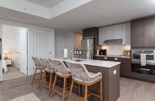 Central Square Apartment | High Rise 3 BR Retreat w City Skyline Views, Shared Gym