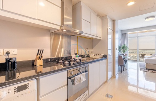 Dubai Apartment | High-Rise Studio Near the Golf Club and Mall with a Community View, Dubailand