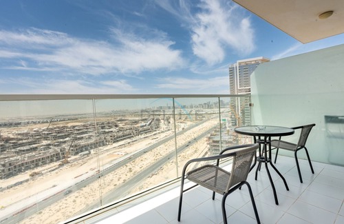 Dubai Apartment | High-Rise Studio Near the Golf Club and Mall with a Community View, Dubailand