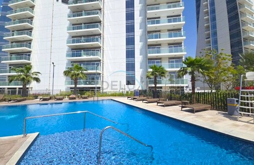 Dubai Apartment | High-Rise Studio Near the Golf Club and Mall with a Community View, Dubailand