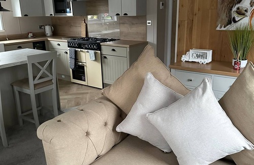 Allerthorpe Cabin | High spec lake side lodge locate on a 5 star golf club and country park