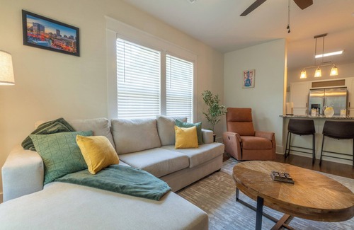 East Memphis House | High Speed Internet-Coffee Bar-Large Private Yard-Cozy