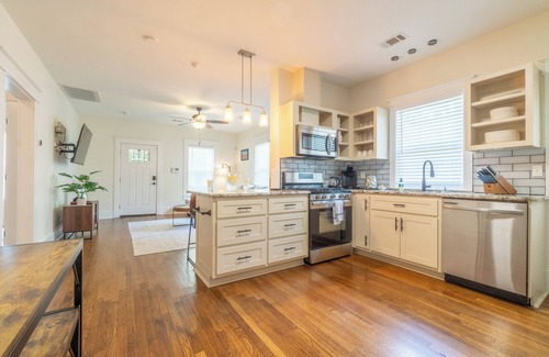 East Memphis House | High Speed Internet-Coffee Bar-Large Private Yard-Cozy
