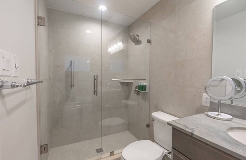 Islamorada Hotel | High Tides and Good Vibes! 4 Spacious Units, Outdoor Pool, Free Parking