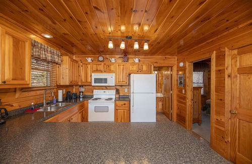 Gatlinburg - Pigeon Forge Cabin | HIGHLAND RIDGE CABIN Mountain Views! Clean 5 star, Game Room, Hot Tub DOLLYWOOD