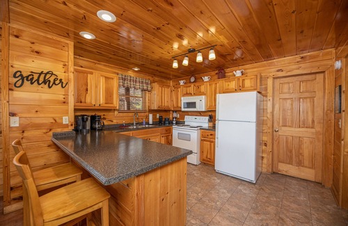 Gatlinburg - Pigeon Forge Cabin | HIGHLAND RIDGE CABIN Mountain Views! Clean 5 star, Game Room, Hot Tub DOLLYWOOD