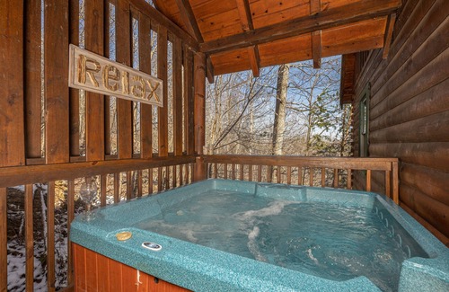 Gatlinburg - Pigeon Forge Cabin | HIGHLAND RIDGE CABIN Mountain Views! Clean 5 star, Game Room, Hot Tub DOLLYWOOD