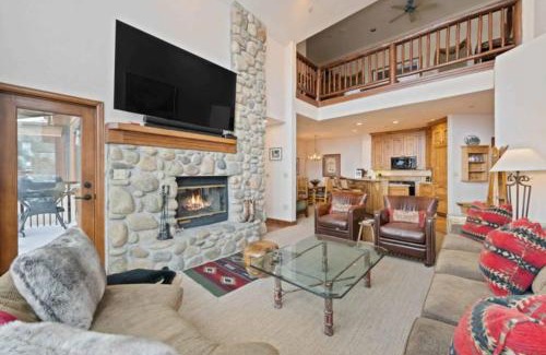 Highlands Townhomes Apartment | Highlands Lodge 401 by East West Hospitality