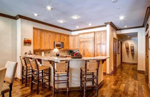 Highlands Townhomes Apartment | Highlands Slopeside 200 by East West Hospitality