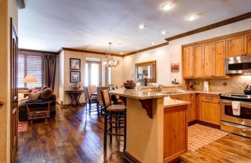 Highlands Townhomes Apartment | Highlands Slopeside 200 by East West Hospitality