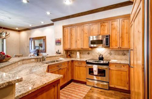 Highlands Townhomes Apartment | Highlands Slopeside 200 by East West Hospitality