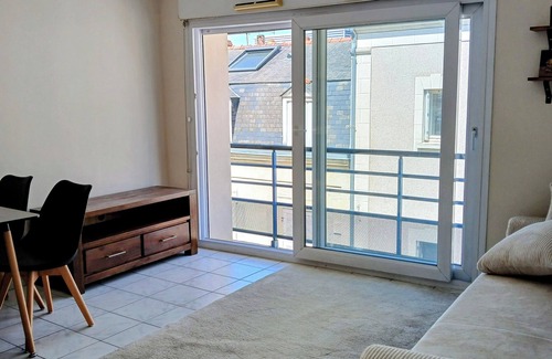 Downtown Angers Apartment | Highly sought-after neighborhood. T2 with parking.