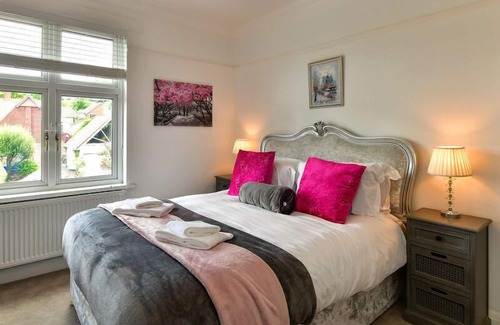 Killay House | Highmead House, Killay (Family & Dog Friendly with Hot Tub)