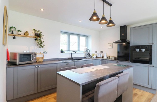 Chesterfield Cottage | HIGHVIEW STABLES, pet friendly, with hot tub in Chesterfield