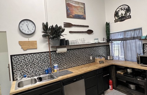 Seeley Lake Condo | HIGHWAY HIDEAWAY LOCATED RIGHT IN BEAUTIFUL SEELEY LAKE MT! PET FRIENDLY!