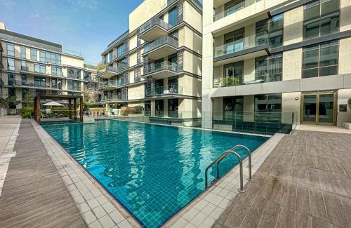 Al Wasl Apartment | HiGuests - Charming Retreat in CityWalk With Balcony and Pool