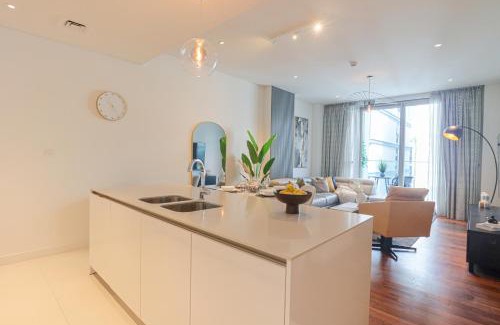 Al Wasl Apartment | HiGuests - Charming Retreat in CityWalk With Balcony and Pool