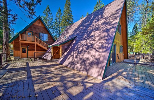 Trinity Center House | Hike and Fish, Less Than 1 Mi to Trinity Lake Rustic Cabin!