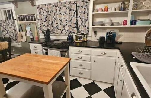 Franklin House | Hiker's Haven: Trail Days, Starry Firepit Nights