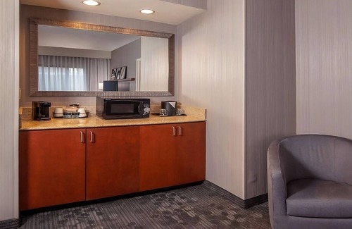 Newark Hotel | Hiking at Middle Run Valley Natural Area! Pets Allowed, Free Parking, Pool!