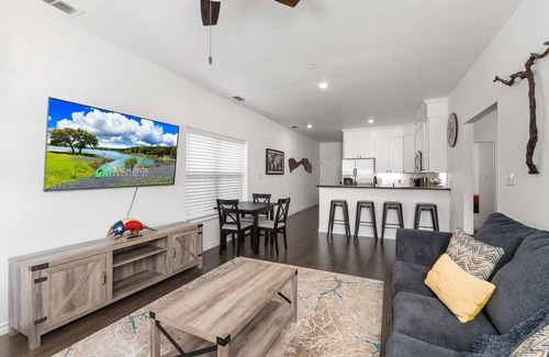 Fredericksburg House | Hill Country Vine Haus - Easy access to wine route