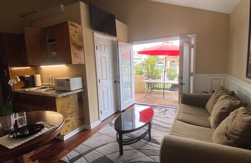 Canyon Country House | HILL SIDE GETAWAY next to Magic Mountain, and close to all theme parks