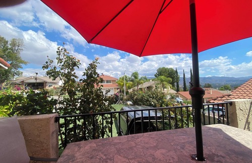 Canyon Country House | HILL SIDE GETAWAY next to Magic Mountain, and close to all theme parks