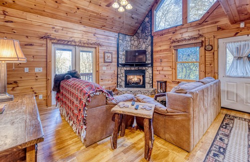 Blue Ridge Ski Chalet | Hillside Chalet-HotTub-Billard-FirePit-5 min to BR