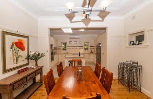 Bathurst House | Hillside Cottage │ Comfy, Spacious, Walk to CBD & Stannies