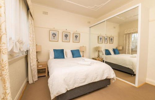 Bathurst House | Hillside Cottage │ Comfy, Spacious, Walk to CBD & Stannies
