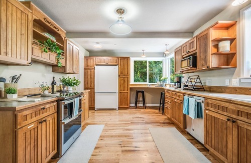 Port Angeles Cottage | Hillside Cottage: Private Pond, Hot Tub, Game Room by Hurricane Ridge, ONP