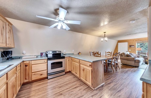 Duck Creek Village Cabin | Hillside Hideaway 1 bdrm w/private loft, wood fireplace, & outdoor fire pit