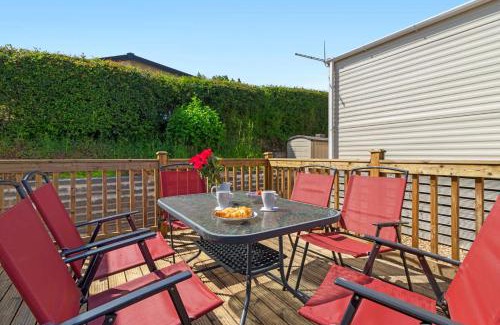 Heligan Ski Chalet | Hillside Splash Retreat - Heated Communal Swimming Pool & Fishing Nearby