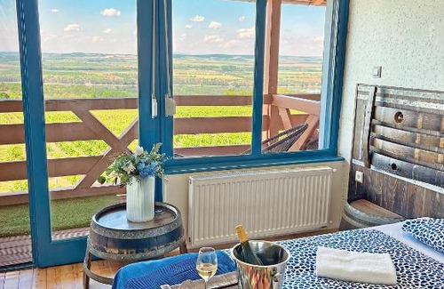 Neszmely Hotel | Hilltop Borbirtok & Étterem