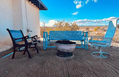 Twentynine Palms House | Hilltop Cabin with Starlink and View 10 mins to JT Park