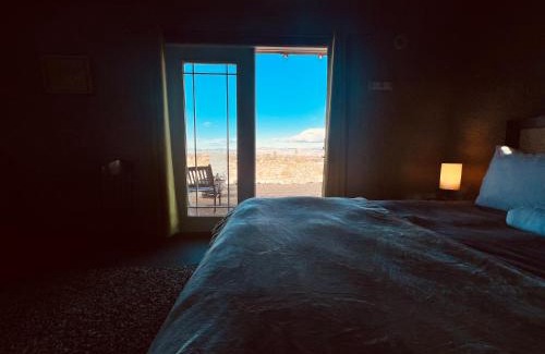Twentynine Palms House | Hilltop Cabin with Starlink and View 10 mins to JT Park