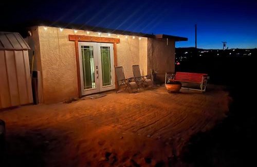 Twentynine Palms House | Hilltop Cabin with Starlink and View 10 mins to JT Park