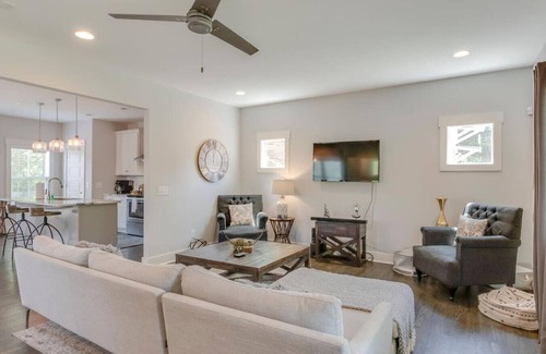 Katie Hill Neighborhood Apartment | Hilltop Charmer - Super Close To Downtown - 3Br