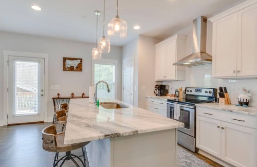 Katie Hill Neighborhood Apartment | Hilltop Charmer - Super Close To Downtown - 3Br