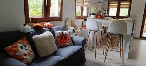 Szentendrei House | Hilltop Cottage in Szentendre, mountain view, terrace, garden