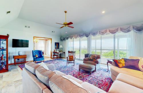 Kerrville House | Hilltop Holiday