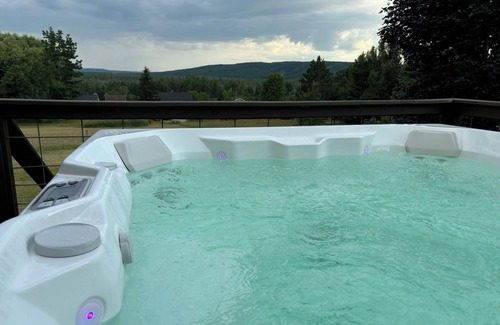 Boyne Falls Cabin | Hillview Haven - Hot tub - Mountain Views -Golf - Kid Friendly