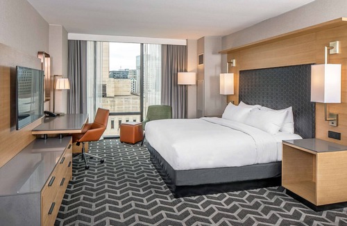 Downtown Des Moines Hotel | Hilton Des Moines Downtown
