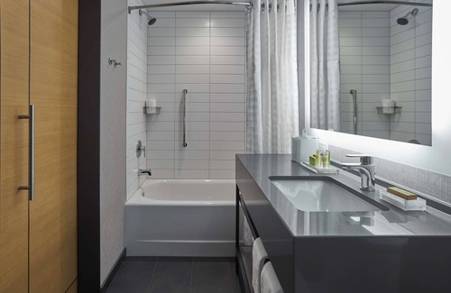 Downtown Des Moines Hotel | Hilton Des Moines Downtown