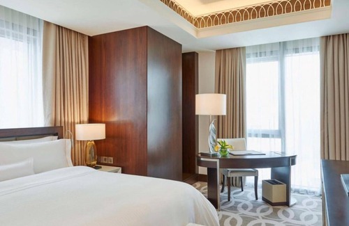 Business Bay Hotel | Hilton Dubai Al Habtoor City Junior Suite Room