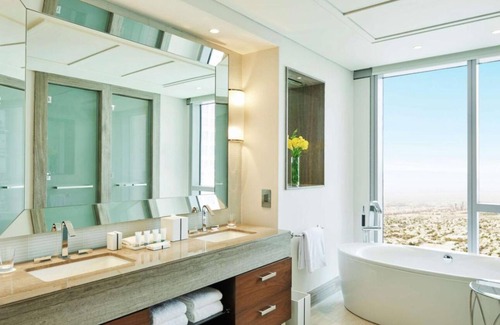Business Bay Hotel | Hilton Dubai Al Habtoor City Junior Suite Room