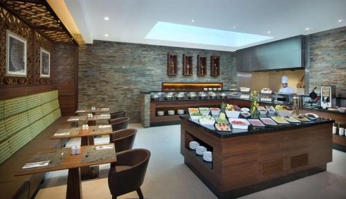 Al Muraqqabat Hotel | Hilton Garden Inn Dubai Deira