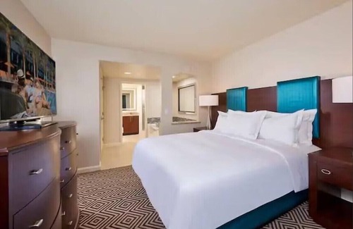 Las Vegas Resort | Hilton Grand 2BR Suite at Las Vegas 2023 F1 Grand Prix