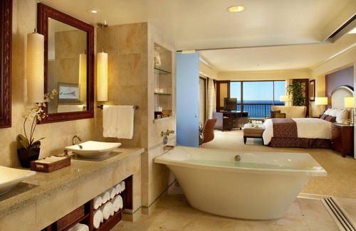 Waikiki Resort | Hilton Hawaiian Village - Experience Paradise in a 2BR Villa - Sleeps 6